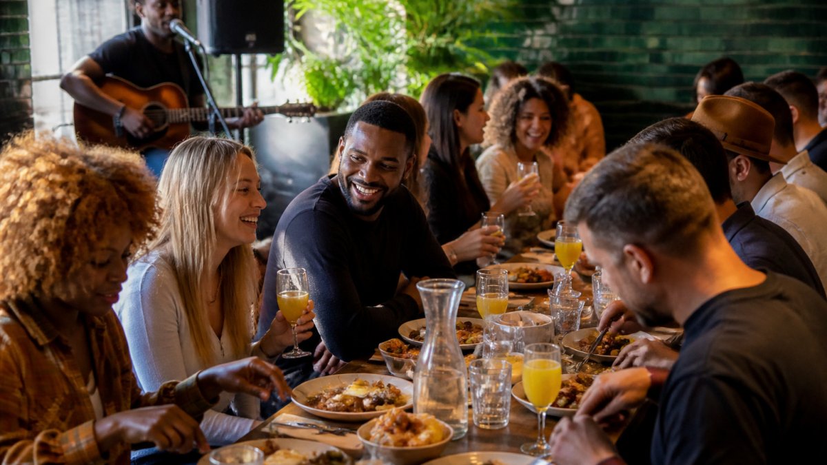 Infographic illustrating ideal noise levels for a large group brunch with live music performers.