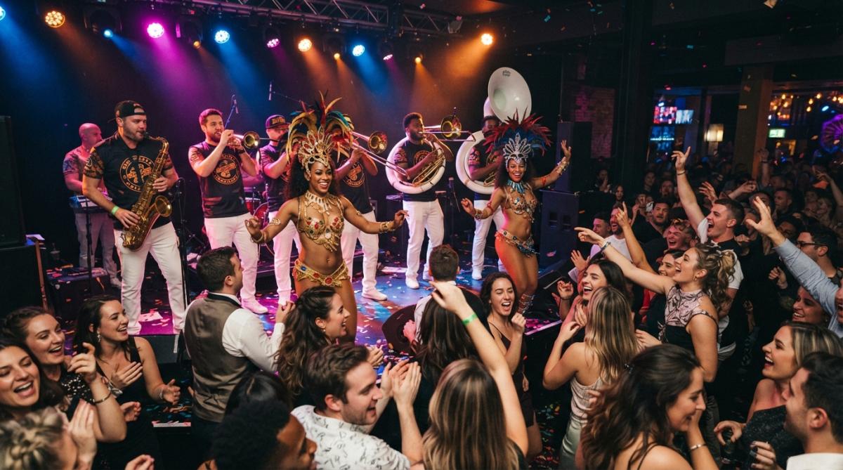 Energieke brassband op een podium met samba-dansers die het publiek aanmoedigen mee te doen, fel verlicht podiumlicht, gasten dansend in de zaal met beweging en enthousiasme