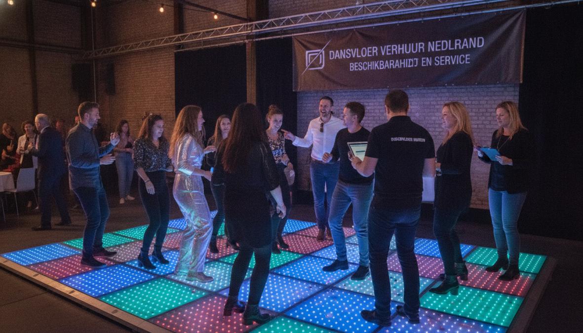 Professioneel installatieteam dat verlichte dansvloer opstelt op feestlocatie, mannen en vrouwen met gereedschap, zorgvuldige aansluiting van panelen, professionele werkkleding