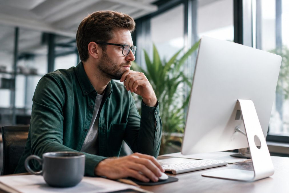 Computerscherm met Wordfence Security dashboard open, groene beveiligingsindicatoren zichtbaar, moderne kantooromgeving met natuurlijk licht