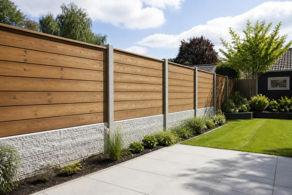 Afgewerkte hout-betonschutting in een moderne tuin met geïmpregneerd hout en betonnen elementen zichtbaar, jaren na plaatsing zonder zichtbare schade