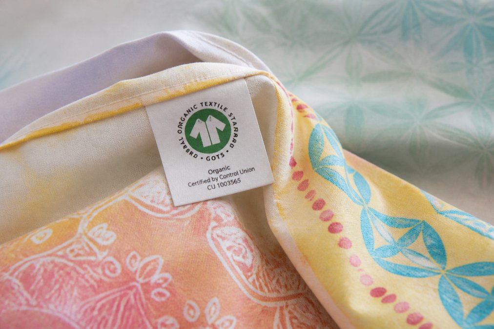Detailní záběr na strukturu bio bavlny s GOTS štítkem pro článek Bio móda a bytový textil – jak poznat kvalitu v detailu.