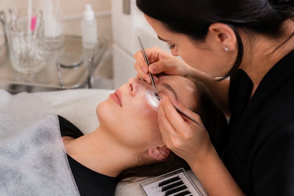 Book Professional Lash Extensions in Mystic: 2026 Guide