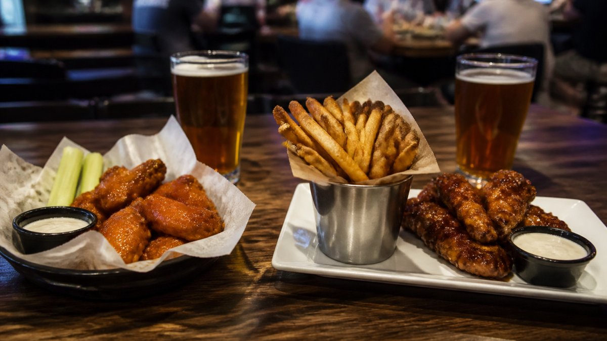 Buffalo Wild Wings vs Marlow's Tavern: Which Sports Bar Wins