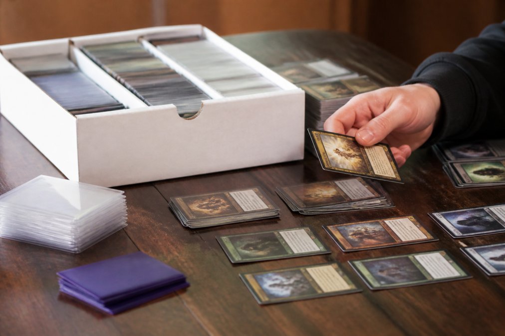 Build Competitive Decks Cheaply: A Practical Guide