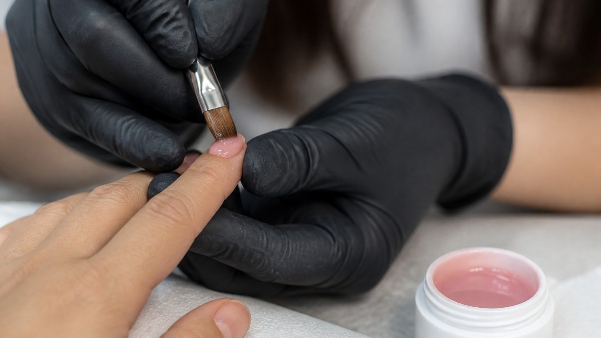 Step-by-step diagram illustrating the technique for applying thin, controlled layers of nail gel.