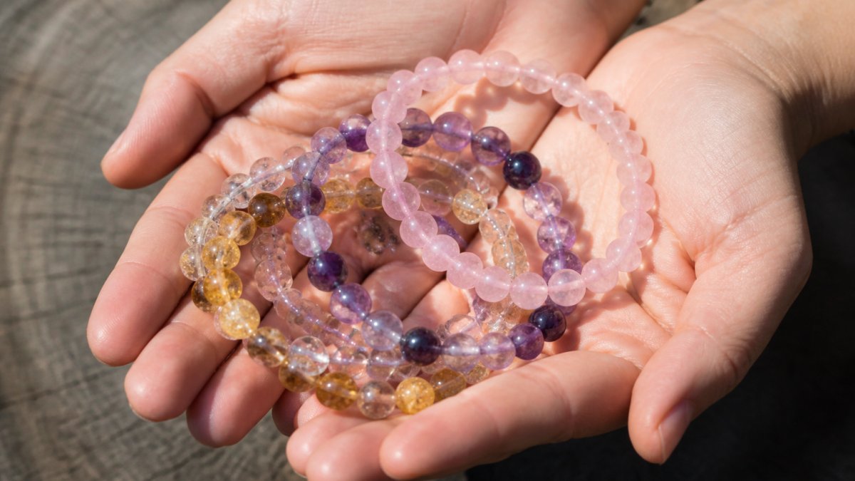 Diagram illustrating the natural color and texture variations found in handcrafted gemstone bead bracelets