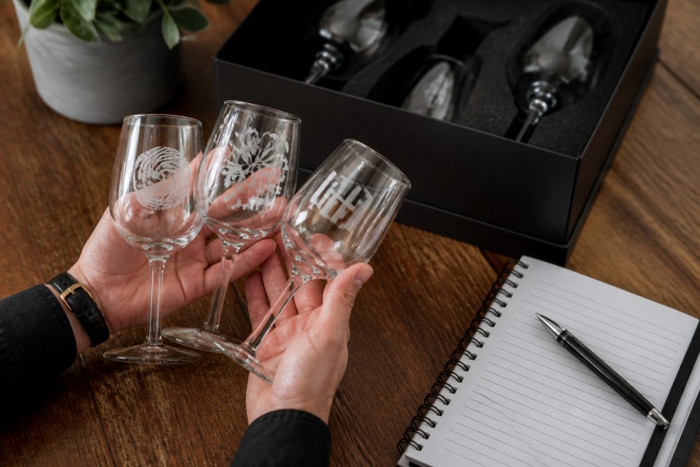 Step-by-step cost breakdown infographic for ordering custom logo wine glasses with various etched designs
