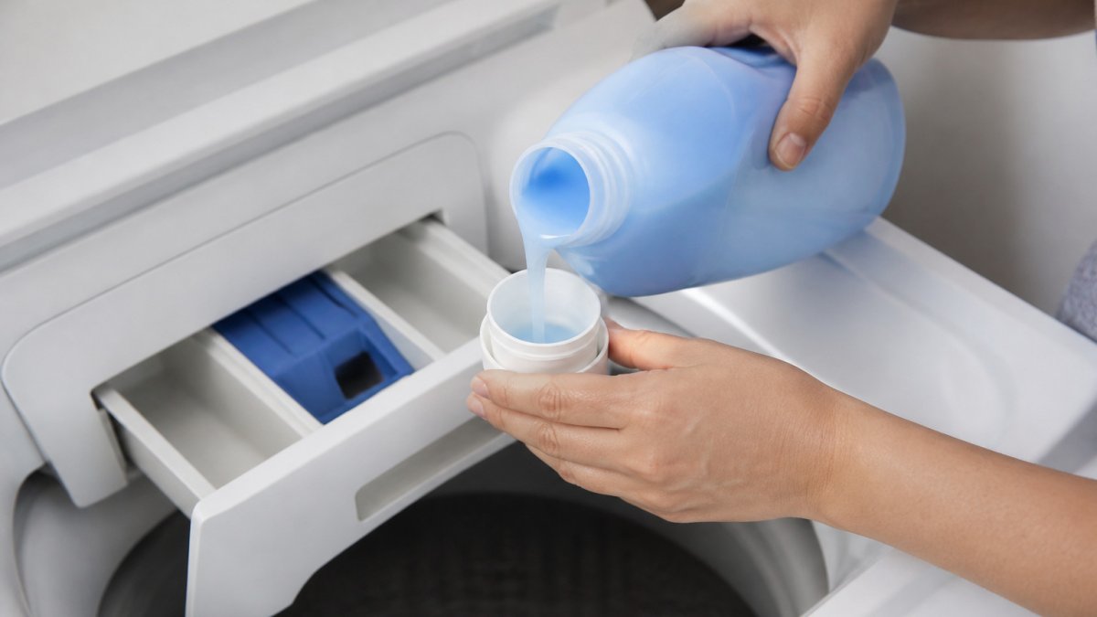 Diagram showing the correct dosage of liquid into a dispenser to avoid fabric softener fiber damage to clothing.