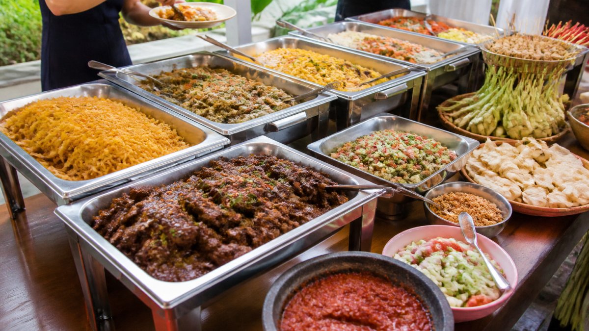 Catering for Large Family Gatherings: A 2026 Guide