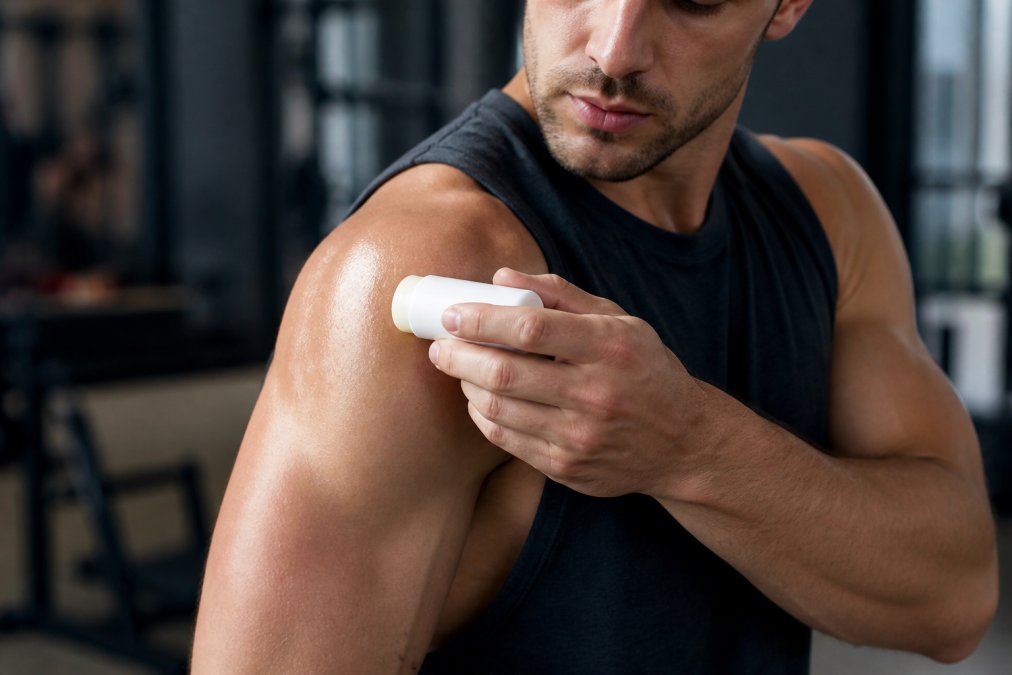 Step-by-step guide on applying topical CBD alternatives for athlete recovery to sore shoulder muscles