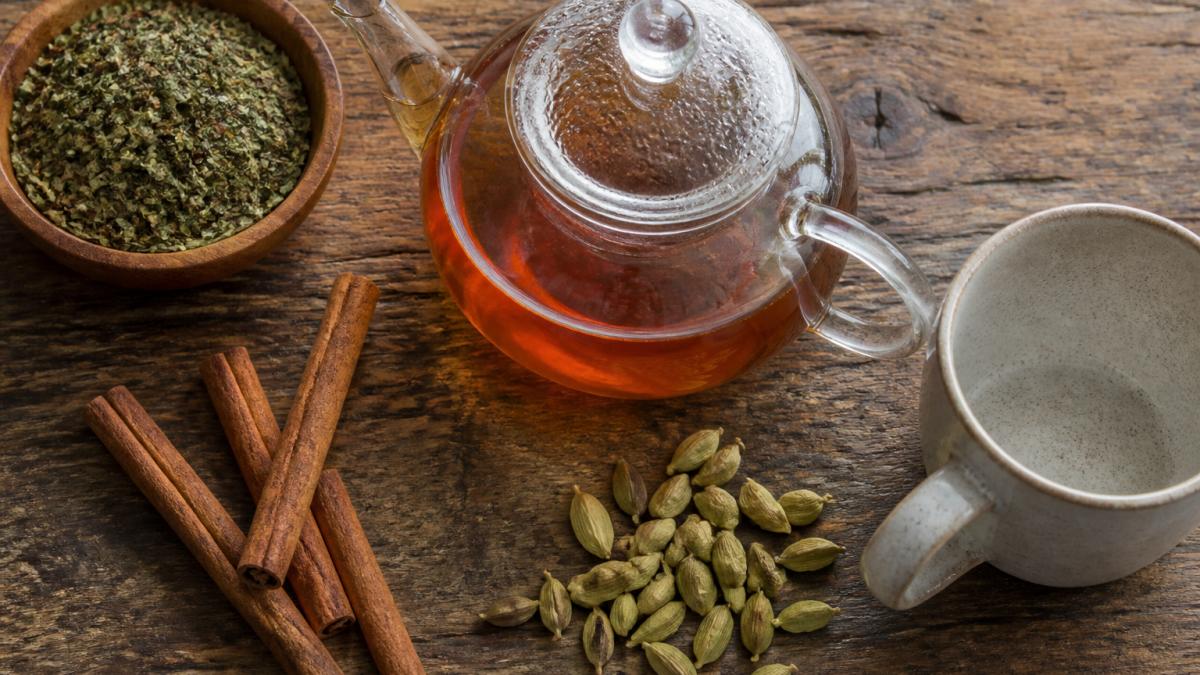 Infographic showing the ingredients and flavor profile of herbal chai mate tea on a rustic wooden table