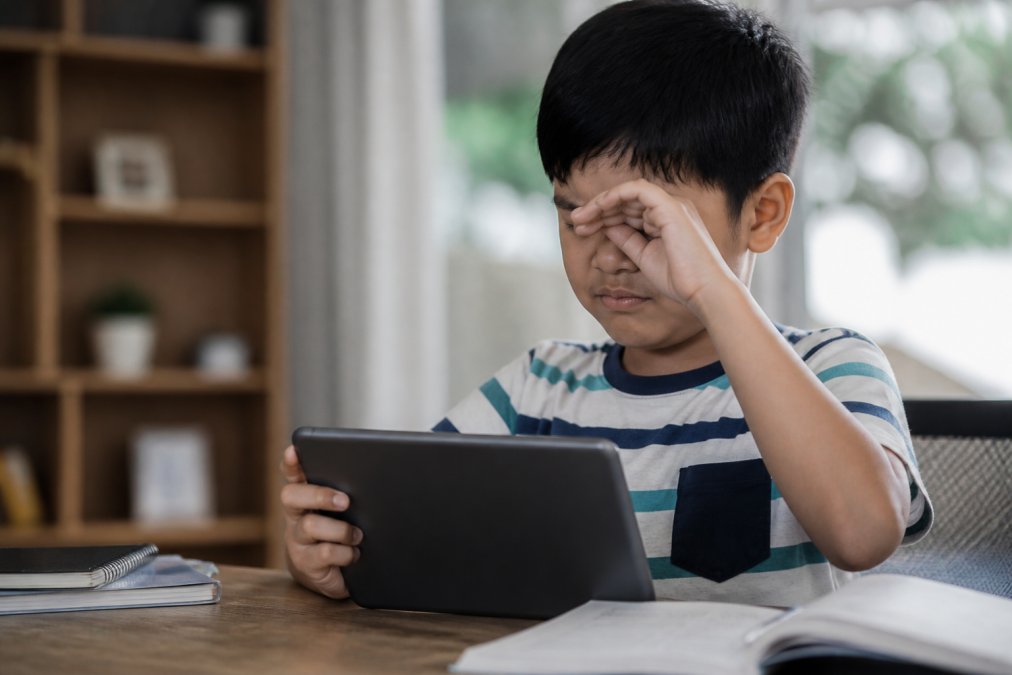 Children's Eye Strain from Tablets: Symptoms to Know