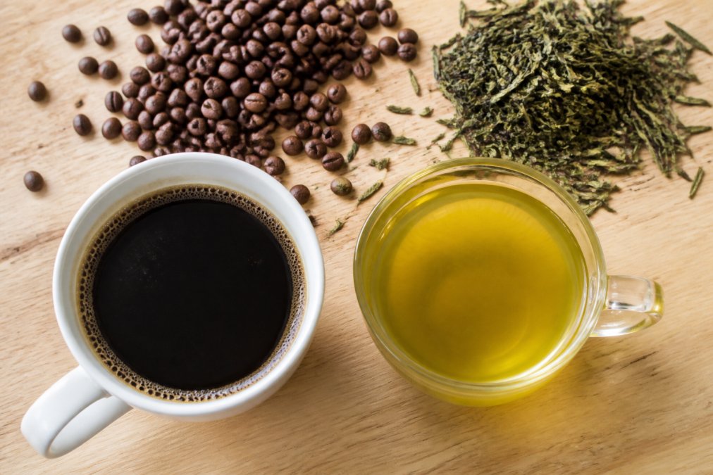 Infographic comparing polyphenol levels in coffee vs green tea with fresh beans and tea leaves on a table.
