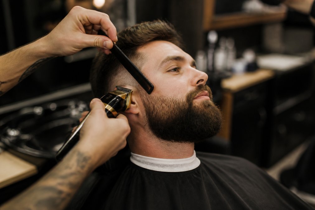 Combien coûte une coupe barbier : guide des prix 2026