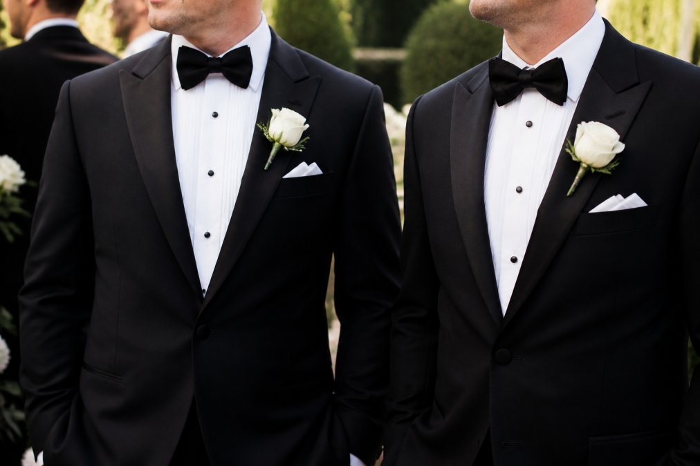 Infographic comparing the breathability and drape of various tuxedo fabrics worn by grooms at outdoor weddings