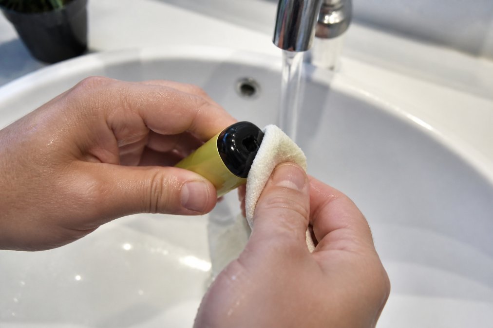 Infographic showing the step-by-step process for disposable vape problems fixes by cleaning the mouthpiece airflow.