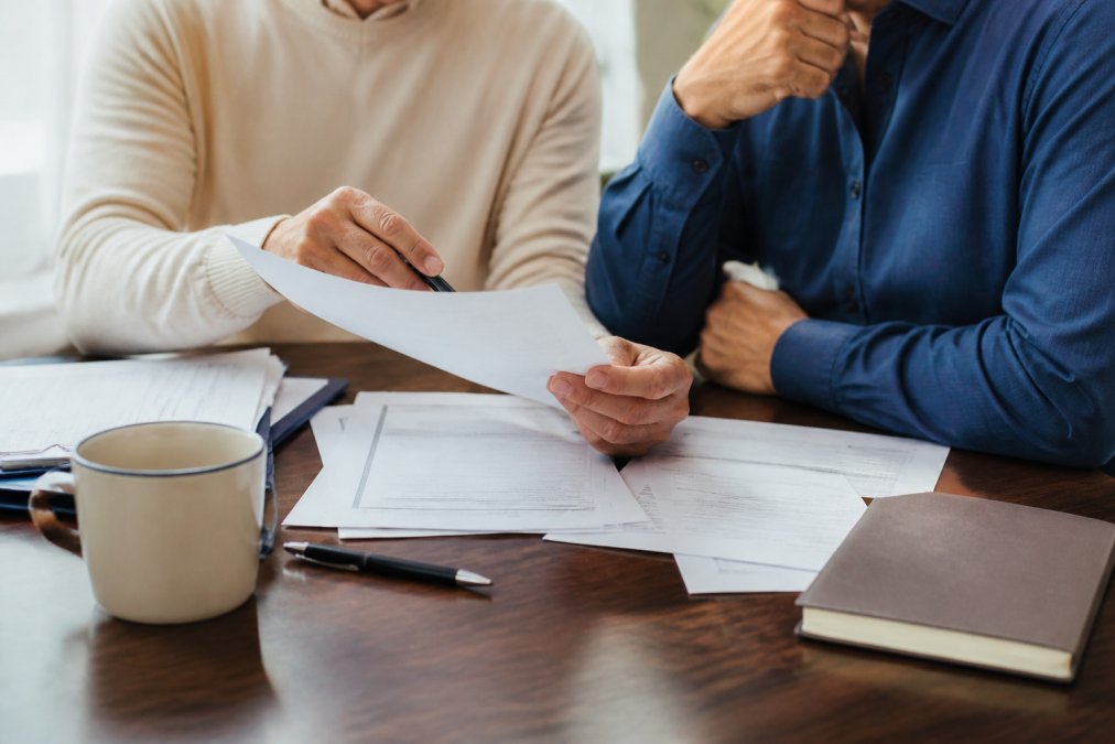 A 4-step infographic showing an older adult how to compare annuity quotes by reviewing financial documents.