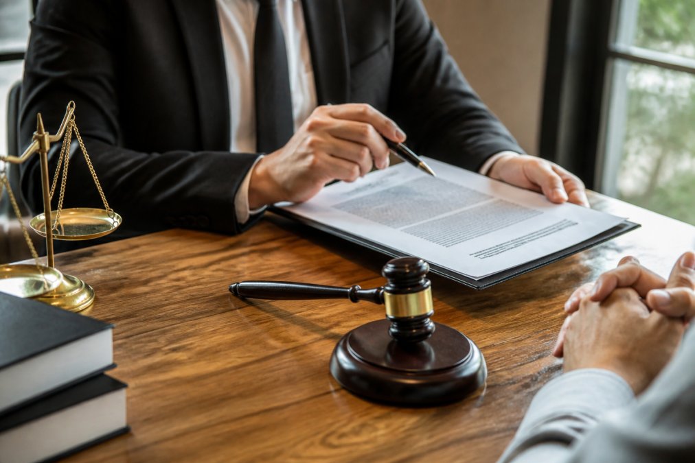 Contract Law Attorney Near Me: What to Look For