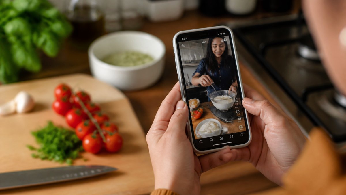 Infographic illustrating the cookbook vs foodieprep process for saving social media recipe videos to a digital library.