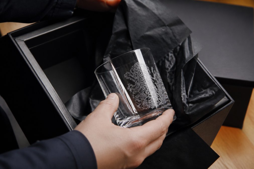 Step-by-step process of unboxing premium etched glassware for a corporate gifting strategy.