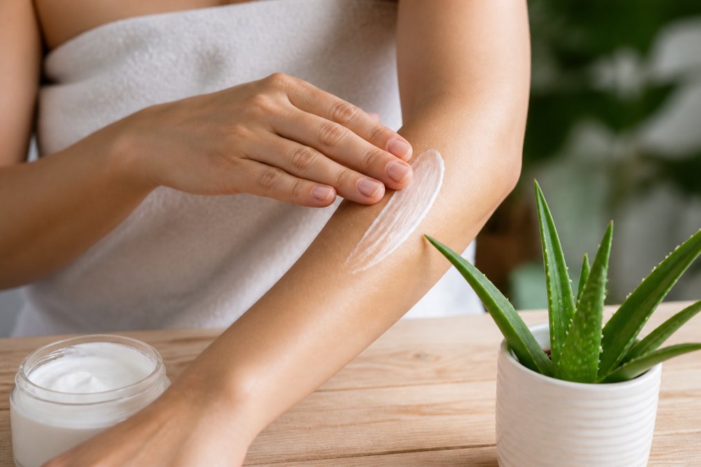 Infografica che illustra i passaggi per applicare la crema corpo naturale sulla pelle secca del braccio