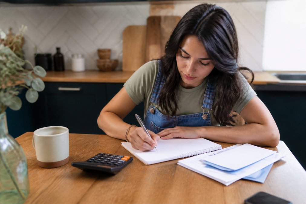 Step-by-step diagram for organizing a monthly budget to manage a successful debt payoff process