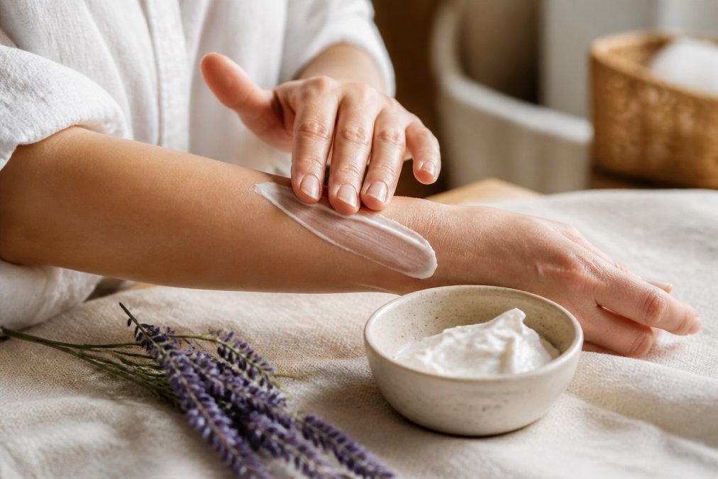 Process diagram for treating dermatitis vs dry skin using natural remedies and moisturizing techniques.