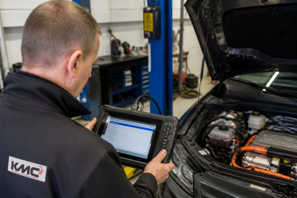 Professional illustration showing do independent garages use diagnostic software