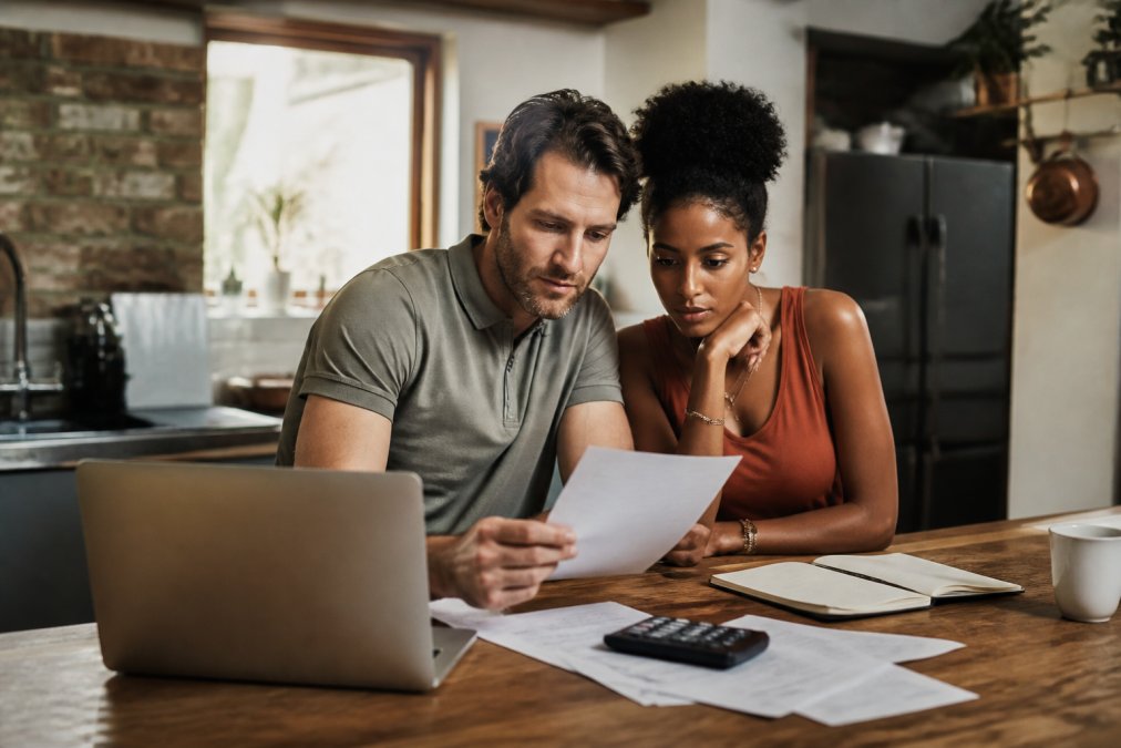 A step-by-step process diagram for bundling home and auto insurance while reviewing quotes at a kitchen table