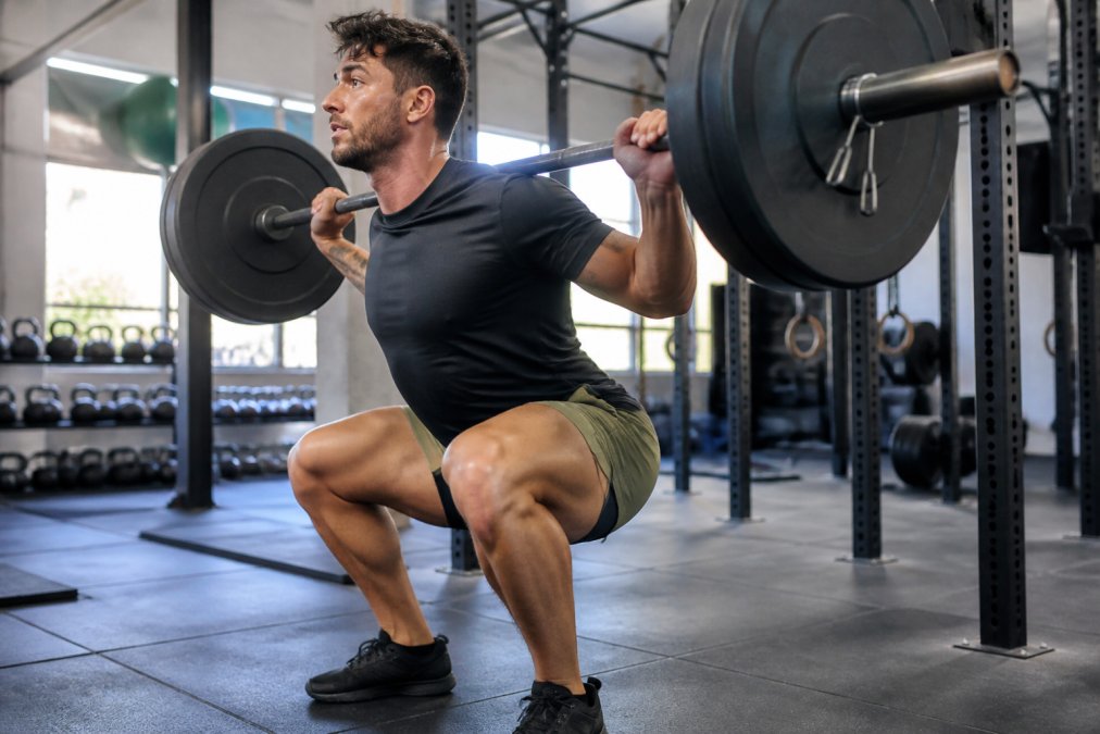 Infographic demonstrating how hyper-stretch fabrics support deep barbell squats during crossfit training.