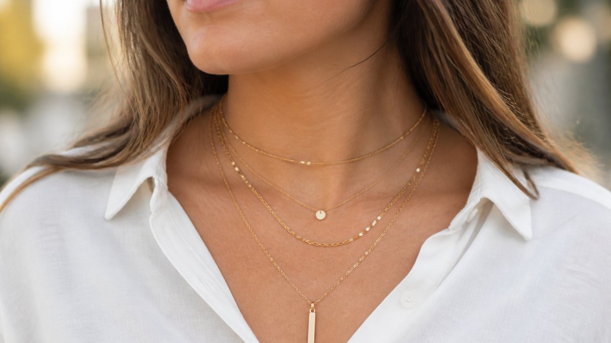 Diagram illustrating the step-by-step layering process for styling multiple gold chains for everyday wear