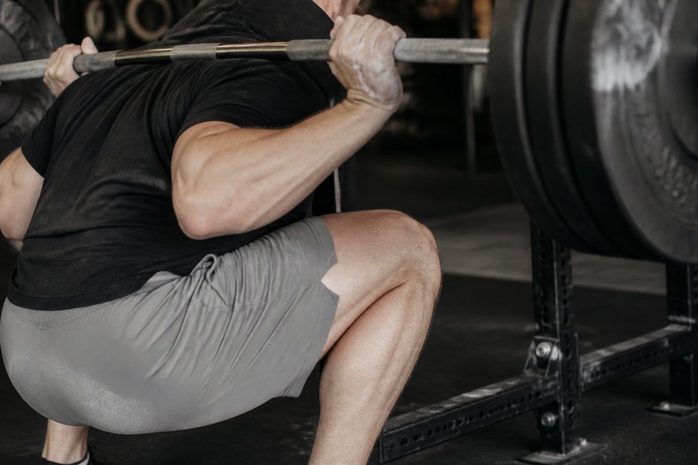 Professional illustration showing Close for heavy squats