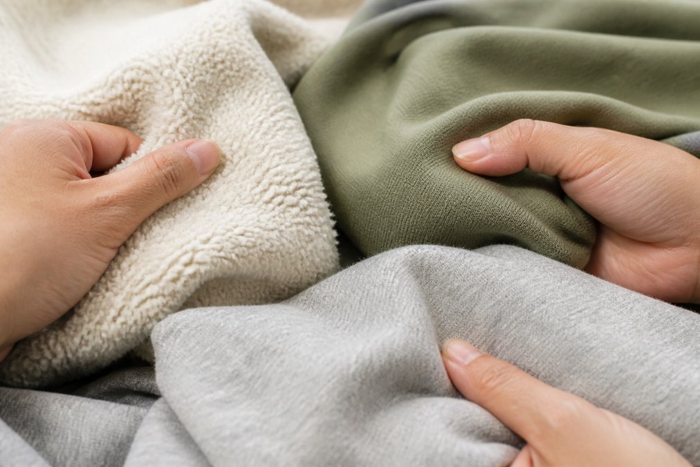 Infographic comparing texture and durability of fleece, bamboo, and cotton blend fabrics for loungewear