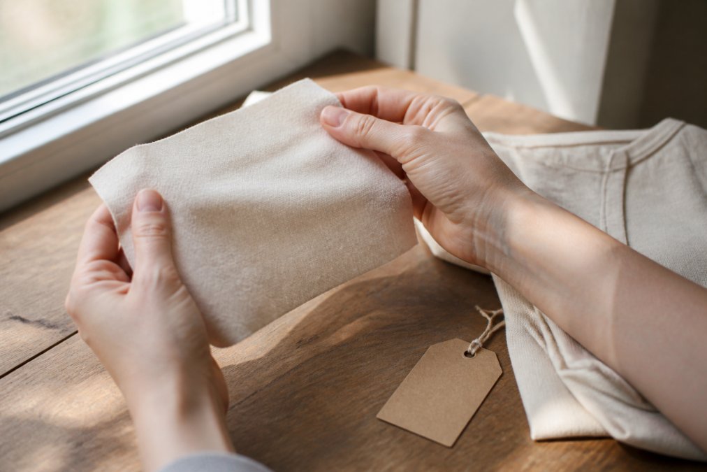 Infographic illustrating a step-by-step process for identifying high-quality weave textures in natural fabrics
