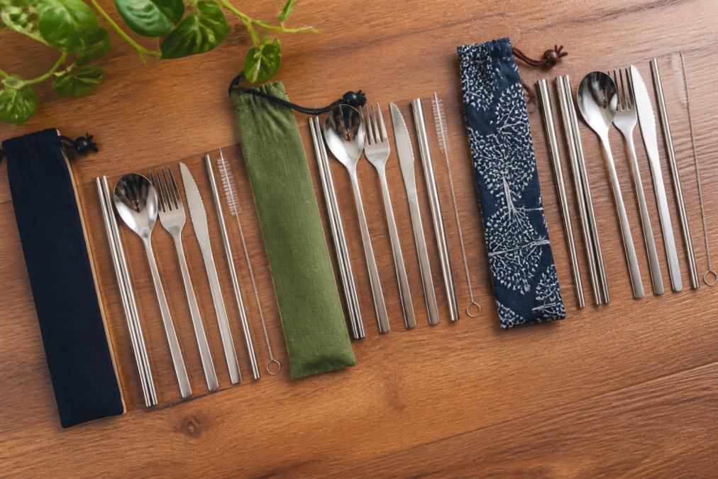 Comparison chart of stainless steel travel cutlery sets, including utensils, straws, and chopsticks by pouch color.