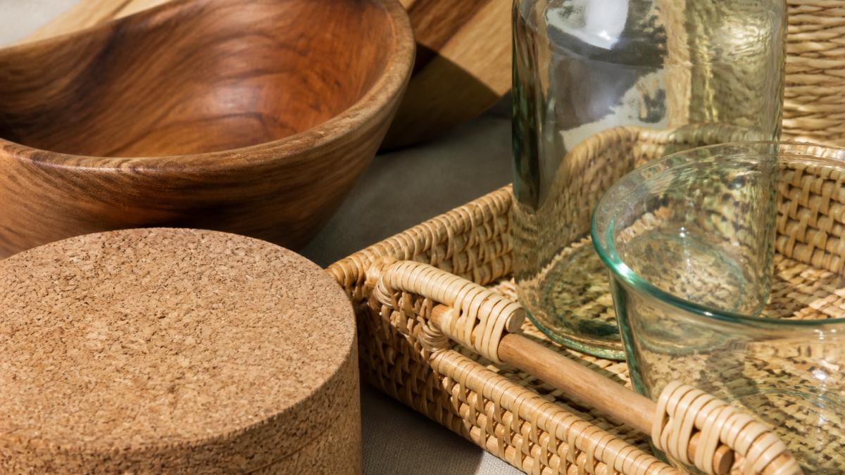 Infographic displaying natural material textures including wood, cork, rattan, and glass for sustainable decor.