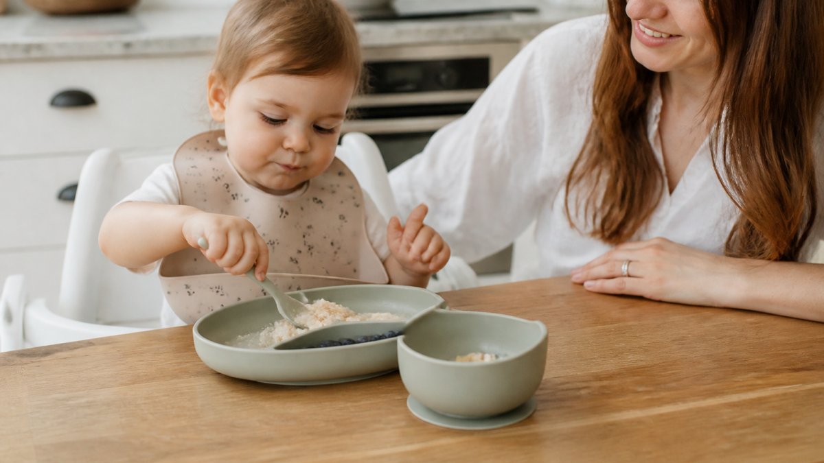 Infographic showing the step-by-step process of using suction plates to reduce mealtime mess for toddlers