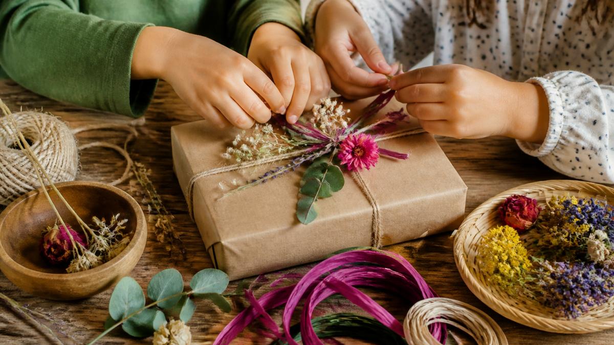 Step-by-step guide for decorating gifts with natural materials like dried flowers and twine