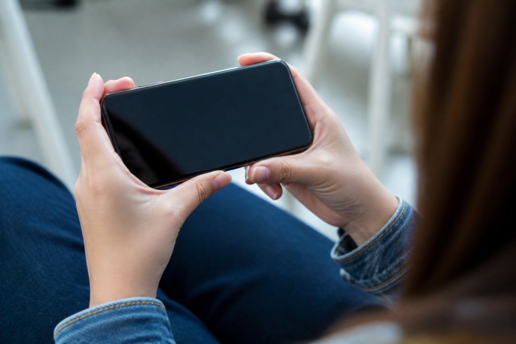User adjusting video resolution settings on a smartphone to ensure hd streaming on mobile devices