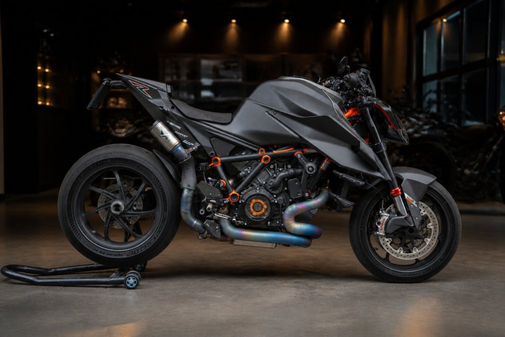 Glanzende exclusieve motorfiets met carbon details en titanium onderdelen in professionele showroom met spotlighting op motorblok