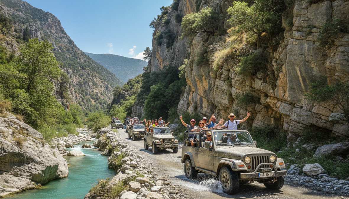Dört araçlık bir jeep konvoyunun çam ormanlarıyla kaplı dağlık arazide ilerlediği, arka planda Saklıkent Kanyonu'nun dik kayalık duvarlarının göründüğü gün ışığı sahnesi
