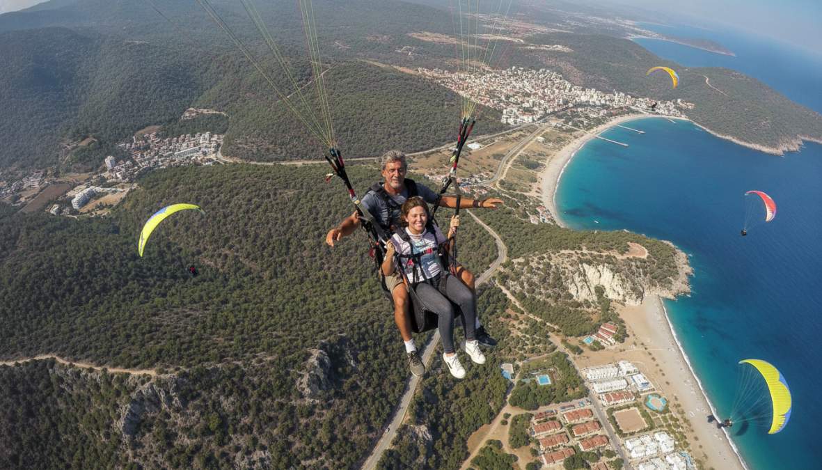 Deneyimli bir paraşüt pilotunun, kalkış öncesinde müşterisinin harness bağlantılarını ve güvenlik tokalarını tek tek kontrol ettiği, güneşli bir açık alan ortamında çekilmiş yakın plan fotoğrafı
