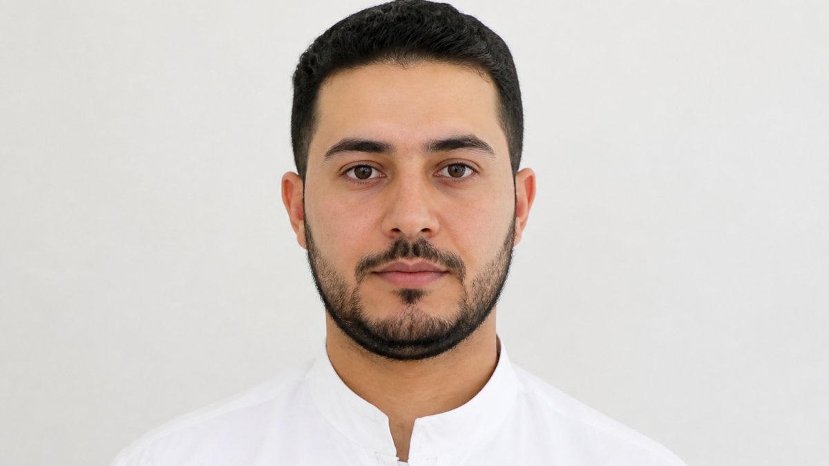 Portrait conforme avec fond blanc et éclairage uniforme pour le format photo requis pour inscription nusuk 2027