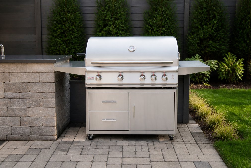 Freestanding gas grill and built-in grill comparison