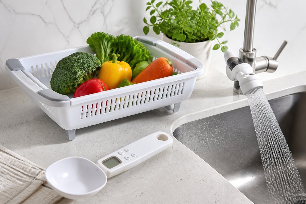 Infographic showcasing kitchen essentials like spoon scales and faucet extenders as practical functional gifts.