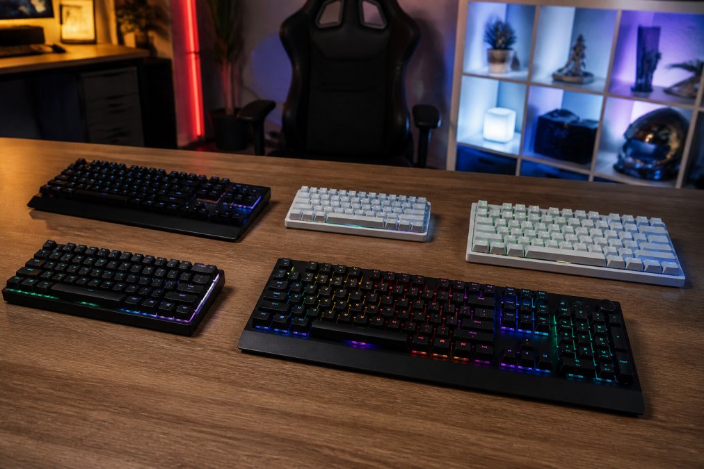 Infographic comparing gaming keyboard battery life across various wireless models with different RGB lighting settings