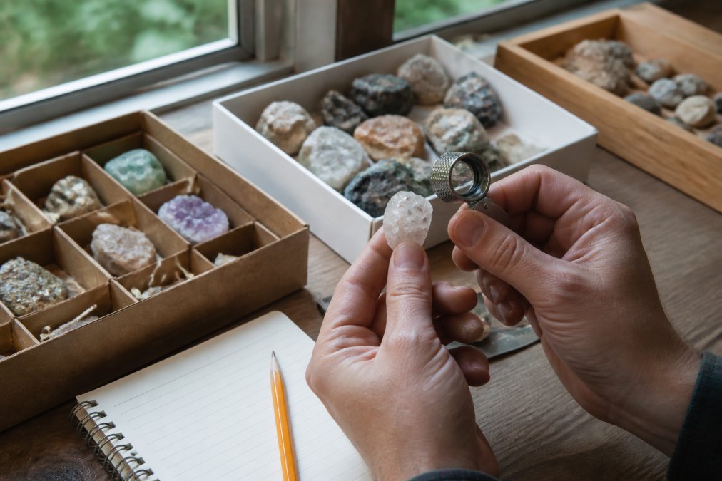 Step-by-step infographic illustrating the gemstone identification process using a loupe and field notes