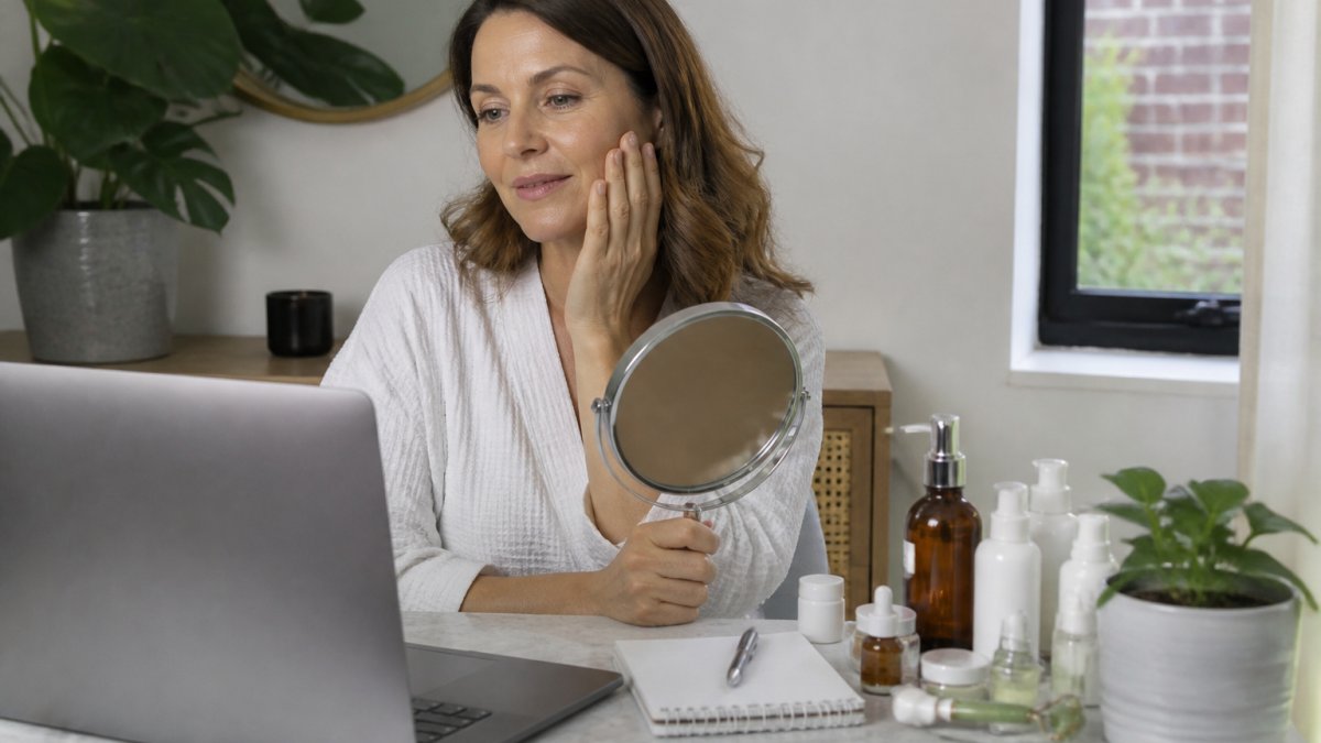 Infographic illustrating the step-by-step process to prepare for an online skincare consultation at home.