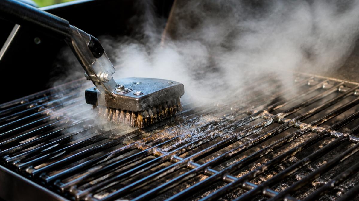Step-by-step diagram illustrating steam cleaning grease from grill grates